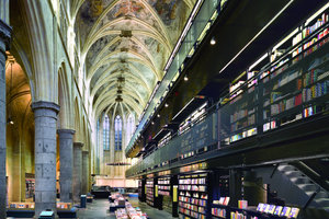  Großes Bild auf gegenüberliegender Seite: Das von den Handwerkern um die rechte Säulenreihe reversibel eingebaute begehbare Bücherregal erlaubt dem Besucher dank der dezentralen Lage einen unverstellten Blick ins Kirchenschiff 