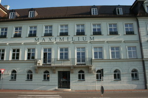  Straßenfassade nach abgeschlossener Sanierung 