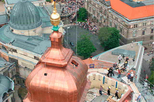  Frauenkirche in Dresden: Der Kaiserstab im Inneren der Kuppel dient als zentraler Lastenträger, der fest mit dem Holzfachwerk des Gebäudes verbunden ist 