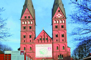  Die beiden Türme des Hamburger Mariendoms sind bereits saniert. Für die zurzeit noch laufenden Arbeiten im Kirchenschiff benötigten die Restauratoren, Putzer und Glaser variabel nutzbare Gerüste 