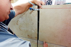  Von den eingemörtelten Ankern führen jeweils links und rechts 35 mm lange Edelstahldorne in die Natursteinplatten. Bis der Ankermörtel im Stahlbeton und die Kleber/Zement-Mischung in den Fassadenplatten vollständig ausgetrocknet sind, ruhen die Platten au 