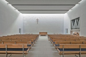  Im Kirchenraum schraubten die Handwerker an die Metallunterkonstruktion unter der Betondecke Trägerplatten aus Glasgranulat, die sie anschließend mit der schalldurchlässigen Deckbeschichtung „StoSilent Top Finish“ beschichteten Foto: Michael Heinrich 