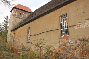  Kirche in Biederitz vor der Sanierung: der Putz an der Fassade ist abgeblättert Fotos: Matthias Jacob 