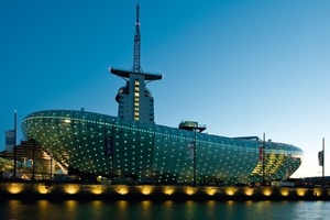  Das Klimahaus Bremerhaven 8° Ost ist ein amorpher, 30 m hoher Ausstellungsbau, der im Bremerhavener Viertel Havenwelten dem Hochhaus Sail City vorgelagert ist  