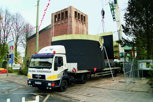  Per LKW wurde der neue Turmhelm in zwei Teilen von Gütersloh auf die Baustelle nach Bielefeld gebracht 