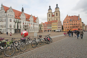  Die Stadt rüstet sich für das bevorstehende 500jährige Jubiläum der Reformation. Hier ein Blick auf den Rathausplatz von Lutherstadt Wittenberg mit dem Melanchthon- und Luther-Denkmal 