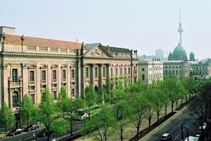  Diesen Anblick der Staatsbibliothk bekommt man Unter den Linden in Berlin erst wieder zu sehen, wenn auch der 2. Bauabschnitt abgeschlossen ist 