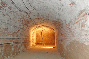  Feuchter und salz­geschädigter Kellerbereich 