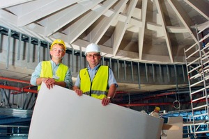  Bild auf gegenüberliegender Seite: Ulrich Horn (links im Bild) und Arnaud de Bérail inmitten der Trockenbauarbeiten auf der Baustelle des LOOP 5 