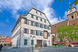  An der Ostfassade des Bezirksrathauses Bad Cannstatt befindet sich (rechts im Bild) ein „Schaufenster“ in die Fachwerkgeschichte des Gebäudes, links der neue Gebäudeteil 