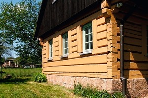  Die Außenansicht des Hauses vor (rechts) und nach der Sanierung (siehe gegenüberliegende Seite). Die Lücken sind geschlossen, die energetische Sanierung abgeschlossenFotos: Remmers 