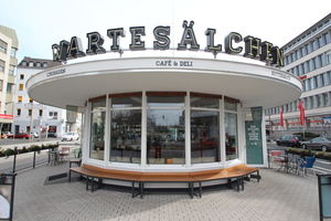  Der Koblenzer Verkehrspavillon aus den 1950er Jahren wurde vom ortsansässigen Büro Thillmann zum Café umgebaut Text + Fotos: Thomas Wieckhorst 