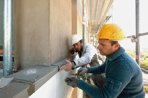  Montage der ?Capapor?-Profile, die die Fassade horizontal gliedern und in den Bereichen der Loggien sowie Balkone die sonst übliche Verblechung übernehmen Fotos: Caparol Farben Lacke Bautenschutz/Claus Graubner 