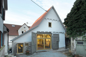  Einen Teil seines Tageslichts erhält das Erdgeschoss der zum Atelier und Ausstellungsraum umgebauten Scheune über Glastüren an der Stelle des früheren Scheunentores bzw. einer Nebentür
Foto: David Franck / Velux 


 