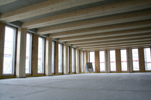  Detail der Montageabfolge im Maßstab 1:100: Fassade folgt auf Decke, Decke auf FassadeZeichnung: Architekten Hermann KaufmannOben: Die Innenräume bekommen mit der Holzstruktur Charakter Foto: Rüdiger Sinn 