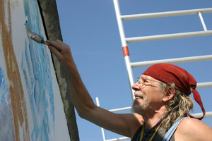  Weiterer Künstler bei der Arbeit an einem der Bilder der East Side Gallery 