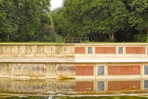  Große Kaskade im Schlosspark Nymphenburg: Deutlich sind die Verschmutzungen im wasserführenden Bereich zu erkennen (links). Nach der Reinigung sind die roten und grauen Marmorflächen wieder sichtbar (rechts).  Foto: Kärcher 