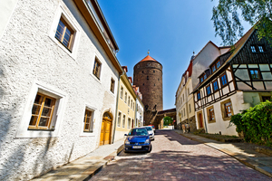 Grundsteinlegung im 15. Jahrhundert, Bausubstanz aus dem 19. Jahrhundert: Aus dem denkmalgeschützten Freiberger Reihenhaus (links im Bild) wurde ein Passivhaus 