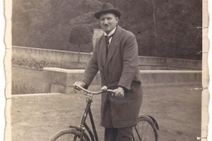  Wie vor 100 Jahren alles begann: Firmengründer Heinrich Mai mit seinem Fahrrad in DüsseldorfFoto: Archiv Heinrich Mai &amp; Sohn 