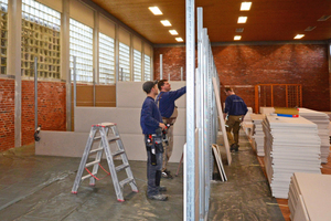  In der Turnhalle in Ahaus-Alstätte montierten die Mitarbeiter der ortsansässigen Tischlerei Coßmann Trockenbauwände und stellten damit den von der Stadt geplanten Grundriss her Foto: Rupert Joemann 