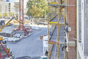  Vor den Betonrohbau mauerten die Mitarbeiter der Bamberger Natursteinwerk Hermann Graser GmbH die von Natursteinornamenten durchzogene Ziegel-vorsatzschale Foto: Stephan Falk / Schwenk Putztechnik 