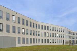  In einer Zickzack-Linie präsentiert sich das 55 m lange und 12 m hohe Bürogebäude der Ratiodata in Münster nach Plänen des Büros Andreas Heupel Architekten  Fotos: Knauf / Mathias Lehmann 
