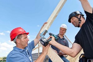  Für die spätere Montage der Module müssen vom Handwerker bauseitig zwei Hilfssparren erstellt werden. Das Zubehör ­liefert der Hersteller  