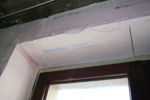  Auf die mit dem Grundputz Lehm vorbereitete Wand brachten die Handwerker die für Fachwerk entwickelte Dämmplatte TecTem Insulation Board Indoor Historic auf 