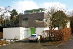 Dank des Wechsels aus Putz- und Lärchenlamellenfassade ist die Massivholzkonstruktion des Einfamilienhauses in Bielefeld nicht zu erkennen 