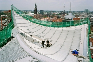  Dachdeckerarbeiten auf dem Saaldach im Mai 2011 