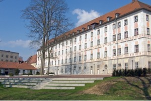  Die Fassade vor Beginn der Sanierungsarbeiten 