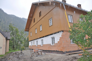  Das 12 cm dicke keramische WDVS Poroton-WDF wurde im Abstand von etwa. 4 cm  an der Bestandswand im Erdgeschoss hochgemauert 