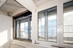  Die größeren Übergänge, die durch die vorgehängte Modernisierungsfassade entstanden, wurden später durch das Setzen breiter Fensterbänke elegant überbrückt 
