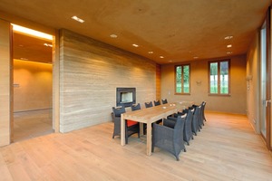  Oben links: Eine Stampflehmwand und naturbelassene Lehmputzoberflächen gestalten diesen modernen Tagungsraum 