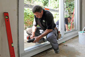  Mit Spezialschrauben wird das Fenster im Mauerwerk verankert 