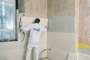  Die Innendämmplatten werden in das frische Kleberbett eingedrückt und ausgerichtet 