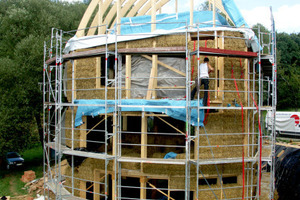  Die Westfassade wird zwischen den Gefachen mit Stroh gedämmtFotos: Shakti Haus 