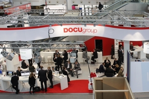  Messestand der DOCUgroup, zu der auch der Bauverlag und damit die Zeitschriften bauhandwerk und dach+holzbau gehören am Eingang West der Messe 