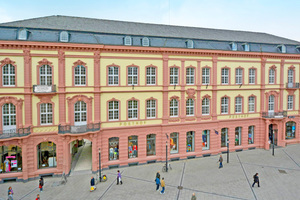  1879 bis 1892 entstand am Trierer Kornmarkt das Post- und Telegraphengebäude der Kaiserlichen Oberpostdirektion. Mit der Erweiterung in den Jahren 1909 bis 1911 entstand das Gebäudeensemble, das in den vergangenen Jahren saniert und zur „Neuen Mitte“ Trie 