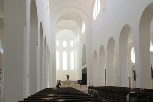  Blickfang – die weißen, vollständig durch-scheinenden Onyxmarmor-Fenster der Augs-burger MoritzkircheFoto: Herbert Gairhos / cromos.de 