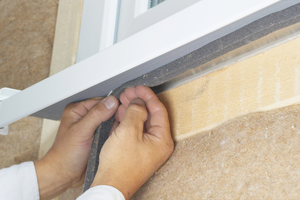  Links: Nach dem Putzauftrag muss die Ausladung der Fensterbank ≥ 30 mm betragen. Fugendichtbänder verhindern, dass durch Schlagregen oder anstauende Nässe Feuchte in die Dämmschicht dringt 