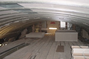  Der obere, mittlere Deckenbereich wurde zunächst mit bei der Montage trocken gebogenen Rigiton-Lochplatten 8/18 Q bekleidet 