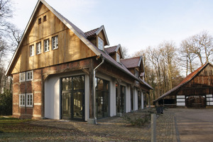  Heute befinden sich im Dachgeschoss der Remise drei Wohnungen und im Erd­geschoss eine Logopädiepraxis sowie ein Küchenstudio 