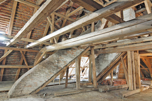  Blick in das Hauptdach mit den verzogenen Kaminen Foto: Erwin Emmerling / TU München 