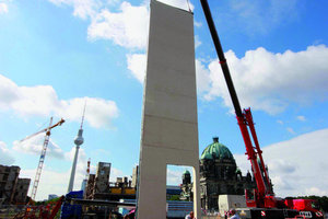  Die Kunsthalle wurde von den Mitarbeitern der Zimmerei Sieveke aus Lohne gebaut (siehe Werkstattbericht auf den Seiten zuvor)Auf dem Bild auf der gegenüberliegenden Seite stellen die Mitarbeiter der Zimmerei Sieveke das erste der gebäudehohen Wandelemente auf das Streifenfundament 