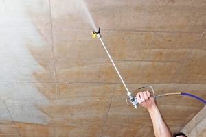  Das MultiGips Betonkontakt Spray für die verbesserte Haftung von Gipsputzen auf glattem, schwach saugenden Beton ermöglicht besonders über Kopf und auf schwer erreichbaren Flächen einen komfortablen AuftragFotos: VG Orth 