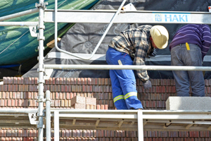  Auch die Ziegelfassade des kleinen Häus-chens ist durch Spezialanker beweglich mit der Betonwand verbunden 