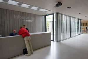  Empfangstresen im Besucherzentrum der Gedenkstätte Dachau 
