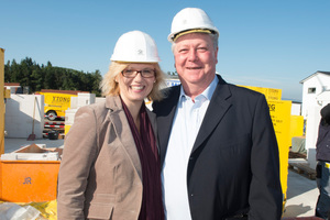  Auch Ulrike Klaus, Vertriebsleiterin Xella Deutschland GmbH und Johann Meßmann, Gebietsleiter Xella Deutschland GmbH haben den Redakteuren auf der Baustelle zugesehen 