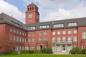  Die Putzfassade des Bezirksamts Bergedorf wurde vom Hamburger Malerbetrieb Hollenbach fachgerecht instandgesetzt Foto: Alligator/MiGel, www.michael-gelfert.com 